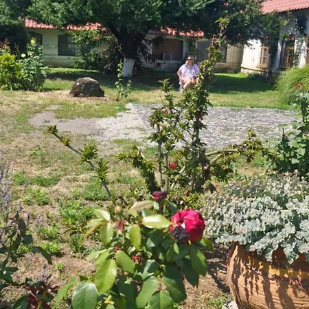 West Troya Farmház
